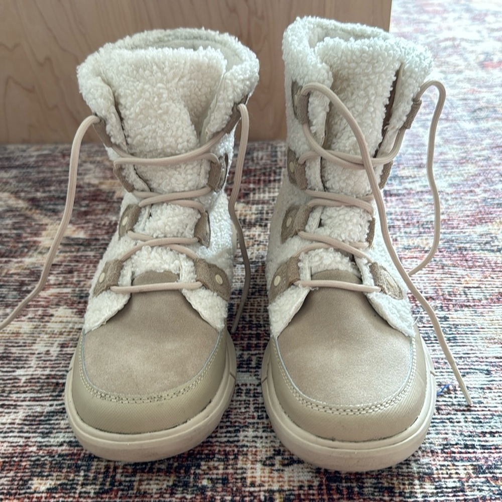 Sorel barely worn white and tan Sherpa boots size 8